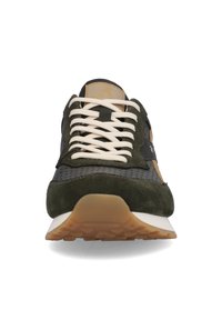 Grüne und schwarze Sportschuhe mit einem Obermaterial aus Wildleder und Mesh, weißen Schnürsenkeln und einer Gummisohle. Sie verfügen über Perforationen und eine gepolsterte Zunge.