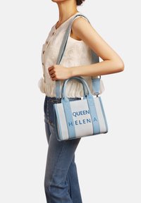 Piccola borsa a mano blu chiaro con "QUEEN HELENA" stampato in grassetto, dotata di due manici e di una tracolla rimovibile, in design strutturato.