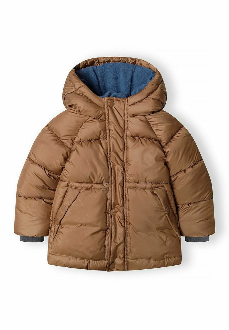 Giubbotto imbottito marrone con cappuccio foderato in pile blu, caratterizzato da cuciture orizzontali, due tasche frontali e maniche elasticizzate.