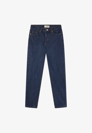 Jeans dritti blu scuro con bottone frontale, zip, cinque tasche e cuciture arancioni visibili su uno sfondo bianco.