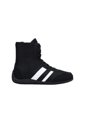 Zapatillas altas negras con rayas zigzag blancas, hechas de material sintético. Cuentan con un collar acolchado, suela texturizada y diseño de cordones.