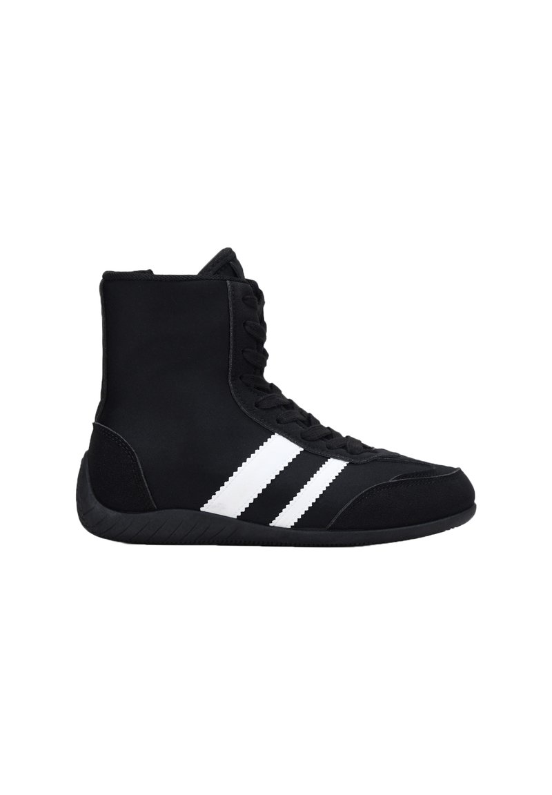 Zapatillas altas negras con rayas zigzag blancas, hechas de material sintético. Cuentan con un collar acolchado, suela texturizada y diseño de cordones.