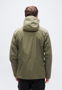 Μπουφάν με κο υκούλα σε ελιά πράσινο, κατασκευασμένο από ελαφρύ υλικό, με χαλαρή εφαρμογή, αψεγάδιαστο σχεδιασμό και ρυθμιζόμενα μανίκια για άνεση.