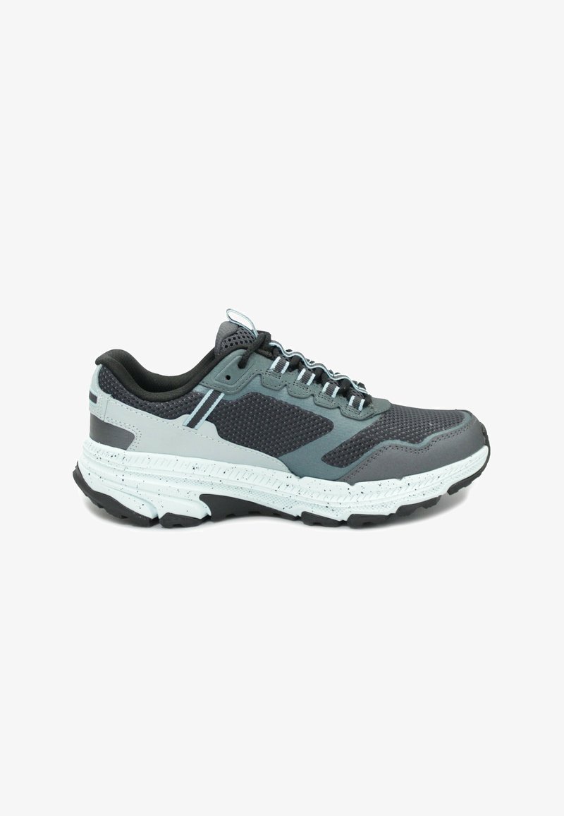 Zapatilla deportiva gris y negra con parte superior de malla y sintético, cuello acolchado y suela texturizada. Presenta cordones y acentos en blanco.