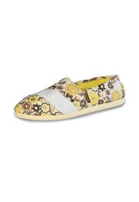 Zapato tipo slip-on floral con una mezcla de patrones amarillos, blancos y marrones. Parte superior de lona texturizada con una suela de goma flexible.