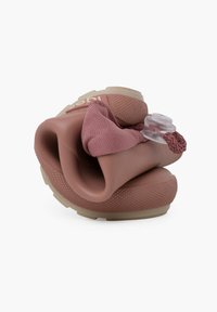 Scarpa slip-on rosa chiaro con suola in gomma strutturata, accentuazione in tessuto sul tallone e un design flessibile e minimalista. Compatta e leggera.