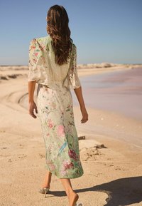 Love & Roses PETITE FIT -PRINTED V-NECK  MIDI  - Rochie de zi - ivory