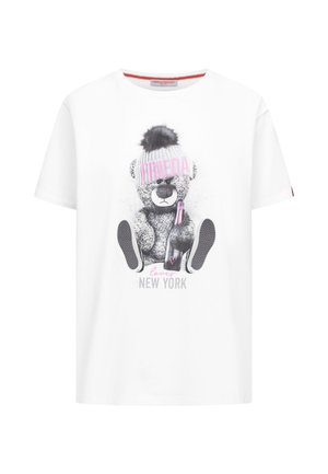 Witte T-shirt met een print van een teddybeer die een grijze beanie draagt en een fles vasthoudt, met de tekst "Frieda houdt van New York" eronder.
