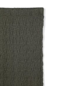 Tessuto di un verde scuro dalla trama consistente con un aspetto stropicciato. Il materiale ha una finitura morbida e i bordi sono tagliati dritti.