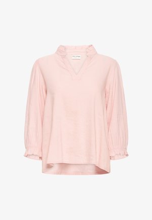 Lichtroze blouse met lange mouwen, een gerimpelde kraag en een V-hals. Heeft geplooide mouwen en een ontspannen pasvorm met een licht gebogen zoom.