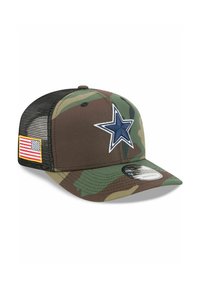 Tarnmütze mit dunklem Netzrücken, ausgestattet mit einem blauen gestickten Stern und einem Patch der amerikanischen Flagge an der Seite. Strukturierte Form und gebogener Schirm.
