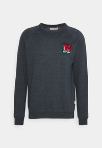 Sudadera de color gris oscuro con mangas raglán, puños y cuello acanalados, que presenta un parche bordado en colorido con una "W" en el lado izquierdo del pecho.