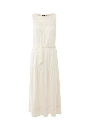 Mouwloze witte maxi-jurk met kantdetail bij de halslijn, een stoffen ceintuur in de taille en een geplooid rokgedeelte.