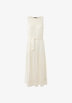 Mouwloze witte maxi-jurk met kantdetail bij de halslijn, een stoffen ceintuur in de taille en een geplooid rokgedeelte.