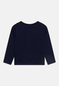 Långärmad T-shirt i mörk marinblå bomull med rund halsringning och rak fåll. Mjuk textur, minimalistisk design, inga ytterligare mönster.