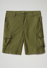 Olivgrüne Herren-Cargo-Shorts mit Knopfverschluss, Gürtelschlaufen, seitlichen Taschen und Klapp-Cargotaschen an jedem Bein.