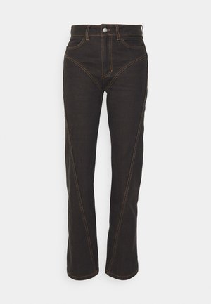 Σκούρες τζιν παντελόνες με ίσια γραμμή, επισημασμένες με αντίθετη πορτοκαλή ραφή και μοναδικό σχέδιο γωνιακής ραφής.