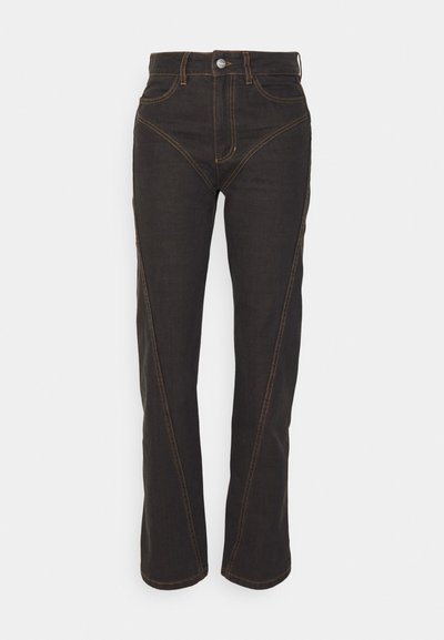 Σκούρες τζιν παντελόνες με ίσια γραμμή, επισημασμένες με αντίθετη πορτοκαλή ραφή και μοναδικό σχέδιο γωνιακής ραφής.