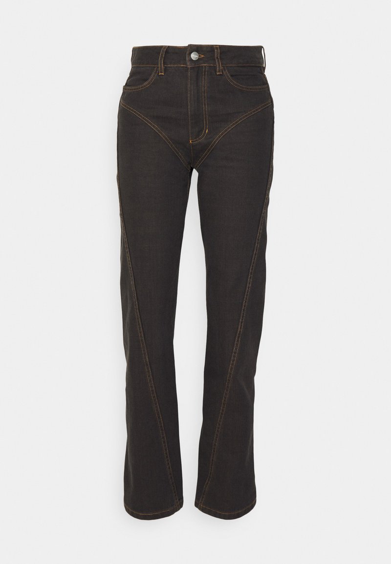 Dunkelblaue Jeans mit geradem Schnitt, akzentuiert durch kontrastierende orangefarbene Nähte und ein einzigartiges schräges Nahtdesign.
