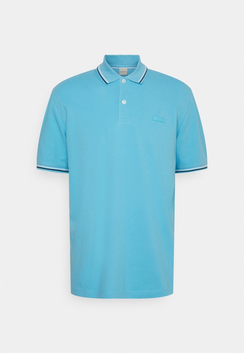 Polo shirt bleu clair en coton, avec un col classique, une patte de boutonnage à deux boutons et des accents rayés sur les manches.