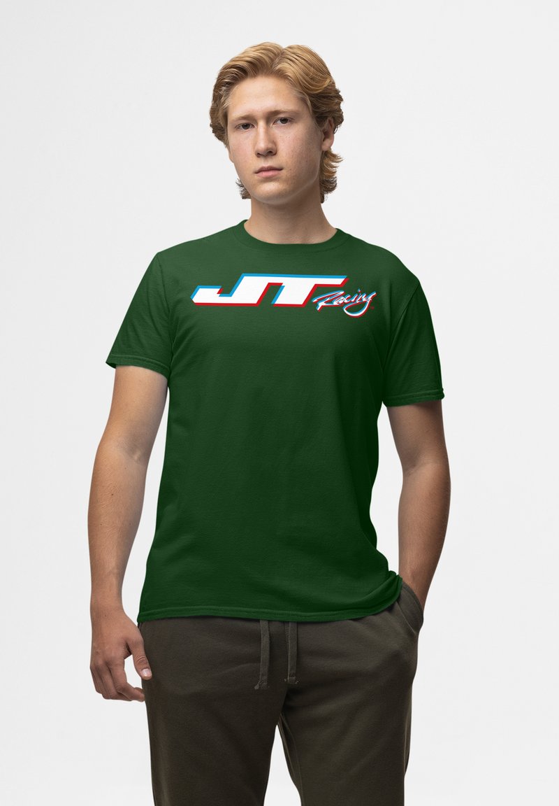 Mörkgrön t-shirt i bomull med en djärv, vit och blå "JT Racing"-logotyp tryckt över bröstet. Klassisk crew neck-design.