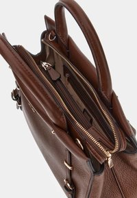 Guess LEVIA SCHNALLEN - Bolso de mano - braun