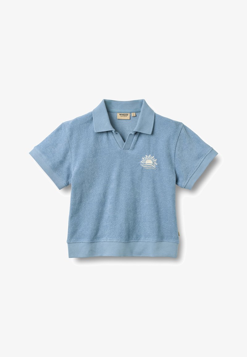Polo bleu clair en tissu éponge avec col et manches courtes. Présente un motif de soleil brodé sur le côté gauche de la poitrine.