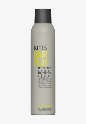 Grande bombe aérosol grise avec bouchon noir étiquetée KMS Hair Play spray texture sèche, finition texturée et rafraîchisseur de style, 190 grammes, 6,7 onces.