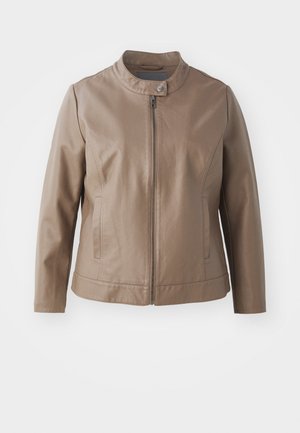 Veste en cuir synthétique brun avec un col, fermeture éclair frontale et poches latérales ; présente une texture lisse et une silhouette cintrée.