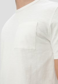 s.Oliver MIT BRUSTTASCHE - T-shirt basic - weiß