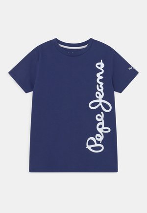 Granatowy t-shirt z krótkim rękawem z białym logo "Pepe Jeans" pionowo wzdłuż prawej strony oraz mniejszym logo na lewym rękawie.