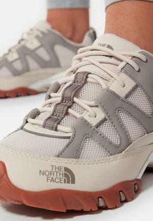 W ARCHIVE TRAIL FIRE ROAD - Trail running shoes - pink tint/mineral grey