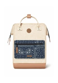 Beige rugzak met een marineblauw bandana-patroon op de voorzak, lederen accenten en een ronde handgreep. Geleide vakken aan de zijkanten.