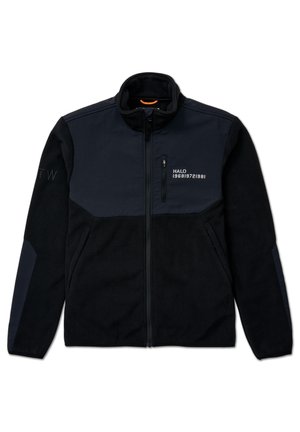 Zwarte fleecejack met ritssluiting, marineblauwe accenten, hoge kraag en voorzak op de borst. Zelfs gedrukt tekst "HALO 196819721981" op de voorkant.
