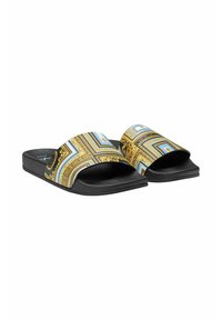 Zwarte slidesandestokken met een brede band met een geometrisch patroon in blauwe en gouden accenten. De binnenzool heeft een gestructureerd oppervlak voor grip.