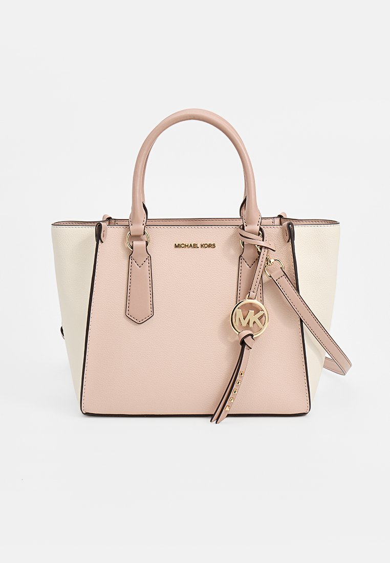 Lederhandtasche mit strukturierter Form, ausgestattet mit einer sanften rosa Vorderseite, cremefarbenen Seiten, goldfarbenen Logo-Elementen und doppelten oberen Griffen.