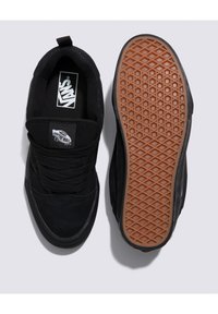Baskets Vans noires avec une tige texturée, un bout rond et une semelle en caoutchouc à motif de losanges. Comprend un logo sur la languette et le côté.