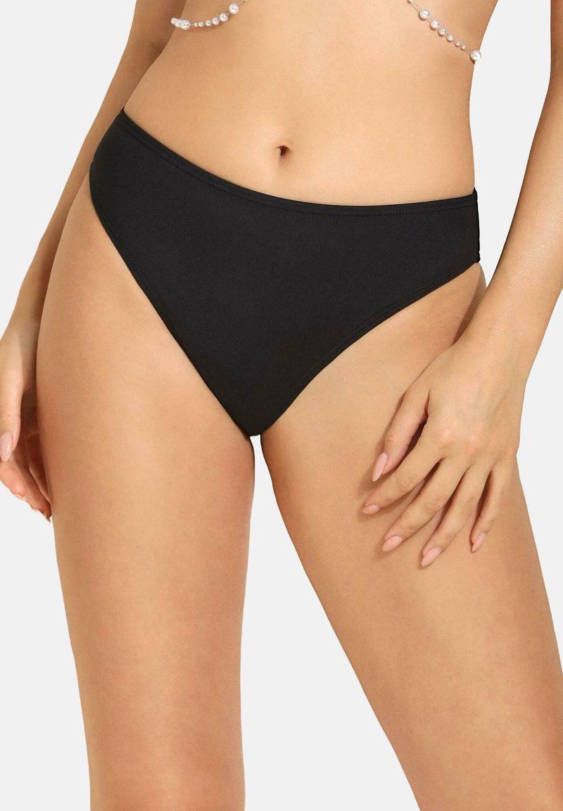 Czarne spodenki bikini wykonane z gładkiego, elastycznego materiału z wysokim krojem nóg i minimalną talią dla komfortu i zakrycia.