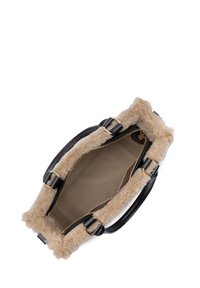 Borsa nera con un bordo in pelliccia beige con effetto peluche, cerniere dorate e manici in pelle liscia. L'interno è dotato di una fodera beige e una tasca con zip.