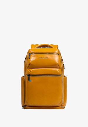 Gelber Leder-Rucksack mit mehreren Reißverschlusstaschen, einem oberen Griff und verstellbaren Schulterriemen. Glatte Textur und strukturierte Form.