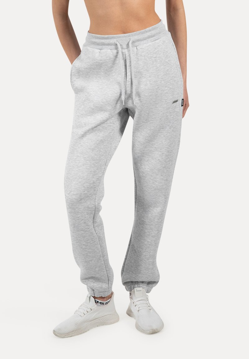 Lys grå sweatpants lavet af blødt stof, med snøre i livet, sidelommer og manchetter ved hæmmene. Casual og afslappet fit design.