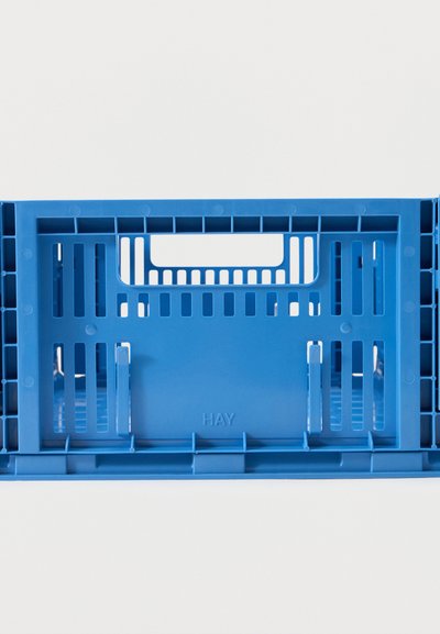 Μπλε πλαστικό αναδιπλούμενο κουτί με οπές αερισμού και ενσωματωμένη λαβή, με την επωνυμία «HAY», σε απλό λευκό φόντο.