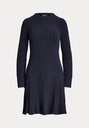 Dunkelblaues Strickkleid mit Kabelmuster, langen Ärmeln, Rundhalsausschnitt und ausgestellt geschnittenem Saum. Hergestellt aus einem weichen Stoff, mit gerippten Bündchen.