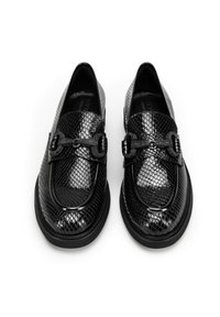 Zwarte loafers met een gestructureerd slangenprintpatroon, ronde neus en een zwarte decoratieve band met hardware accenten. Glad zool.
