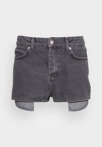 Pantalones cortos de mezclilla negra con un acabado desgastado, que cuentan con dos bolsillos delanteros, un cierre de botón y un dobladillo deshilachado.