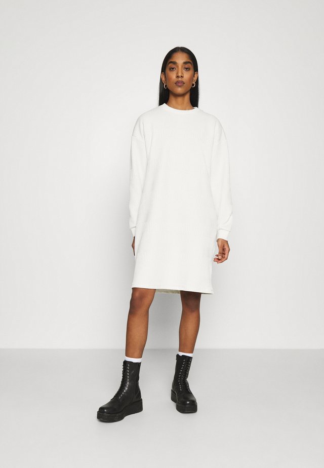 NMBENNY DRESS - Maxi-jurk - sugar swizzle