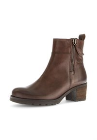 Bruine leren enkelbotten met een ronde neus, een zijrits en een stevige houten hak. Gladde textuur met een lichte glans en minimale stikseldetails.