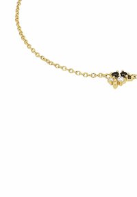 Collar de cadena de oro con un pequeño racimo de piedras preciosas negras y blancas engastadas en oro cerca del cierre.