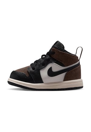 Scarpa alta per bambino con pannelli neri, marroni e bianchi, lacci neri e il logo Nike nero sul lato.