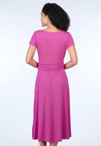 Fuchsia Kleid mit kurzen Ärmeln, einem taillierten Oberteil und einer gerafften Taille. Weicher, glatter Stoff fällt bis zur Wadenmitte mit seitlichen Schlitzen.